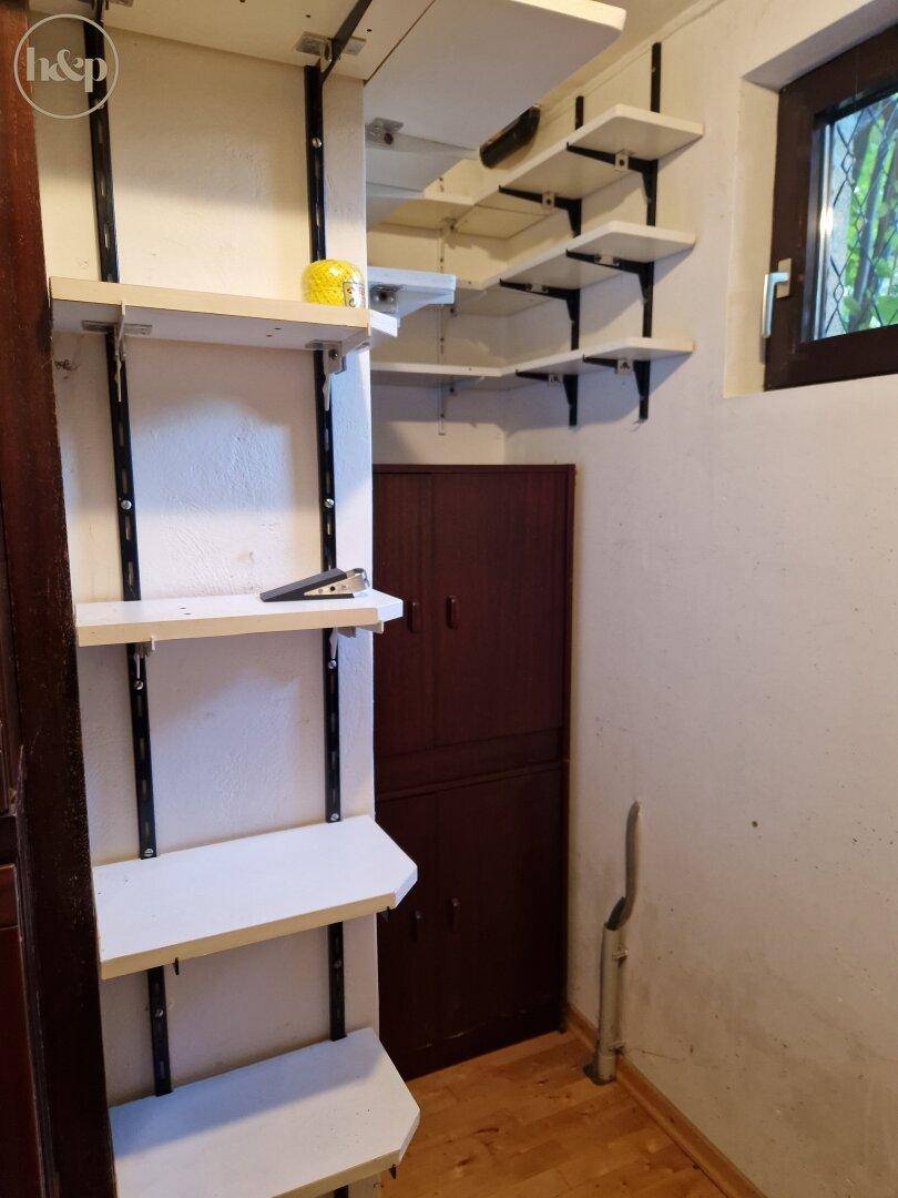 Abstellraum mit Regalen und Schrank für zusätzlichen Stauraum.