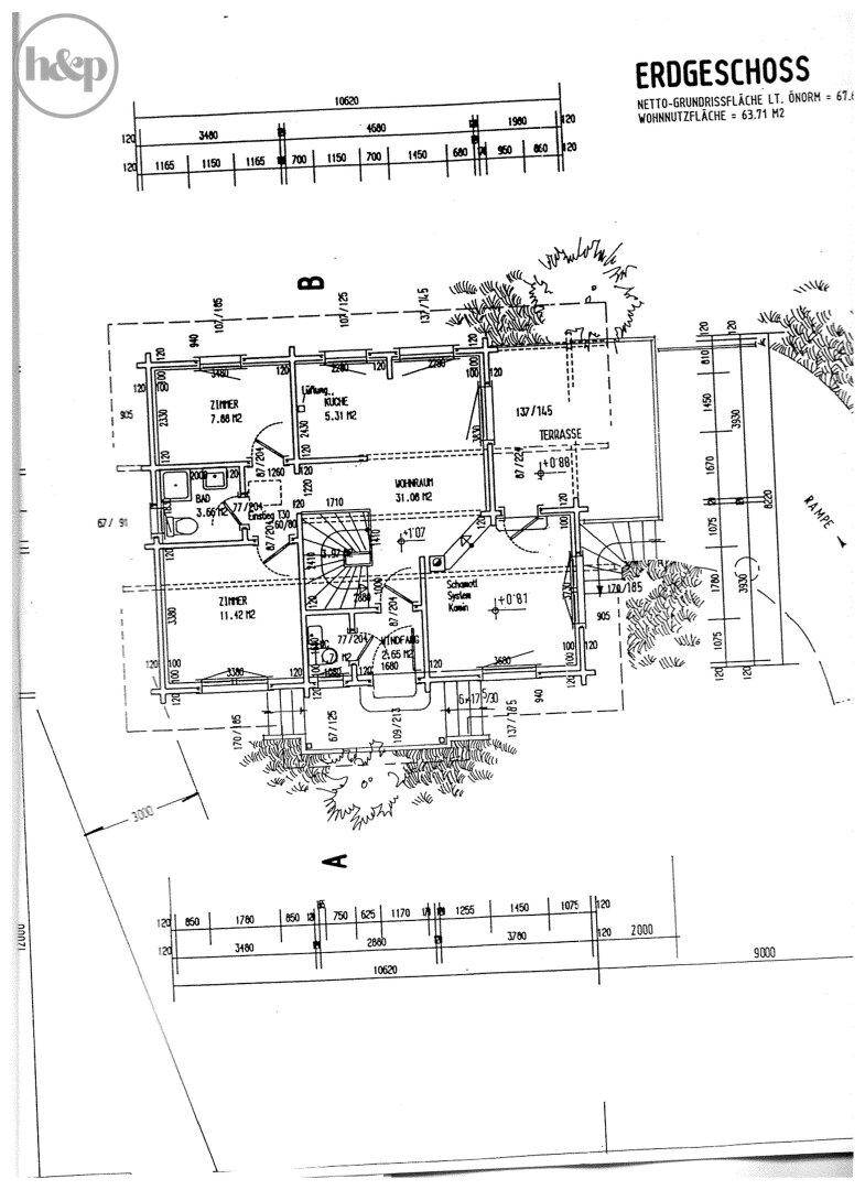 Grundriss des Erdgeschosses mit Wohnbereich, Zimmern und Terrasse.