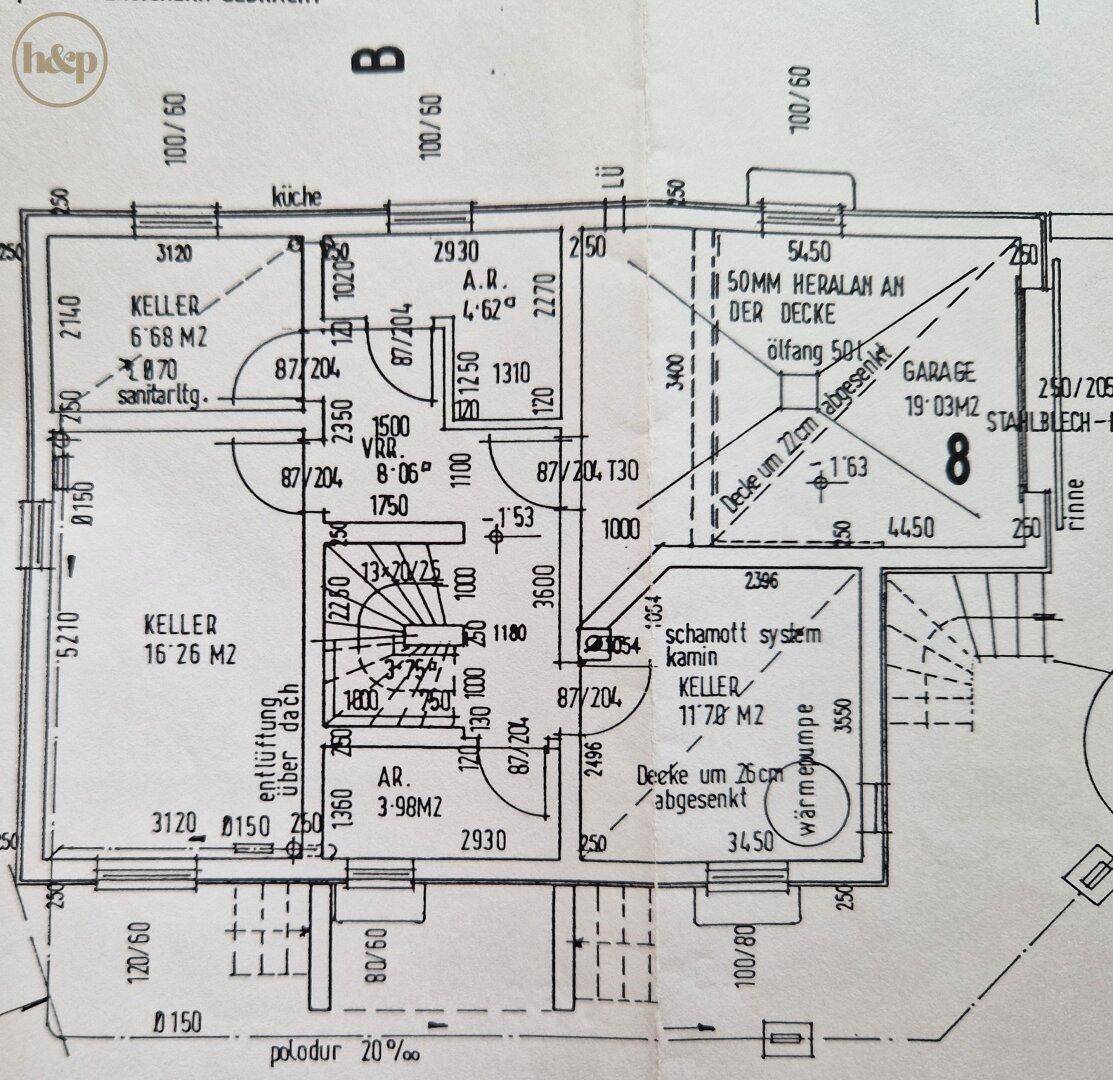 Grundrissplan mit Keller, Garage und verschiedenen Räumen im Erdgeschoss.