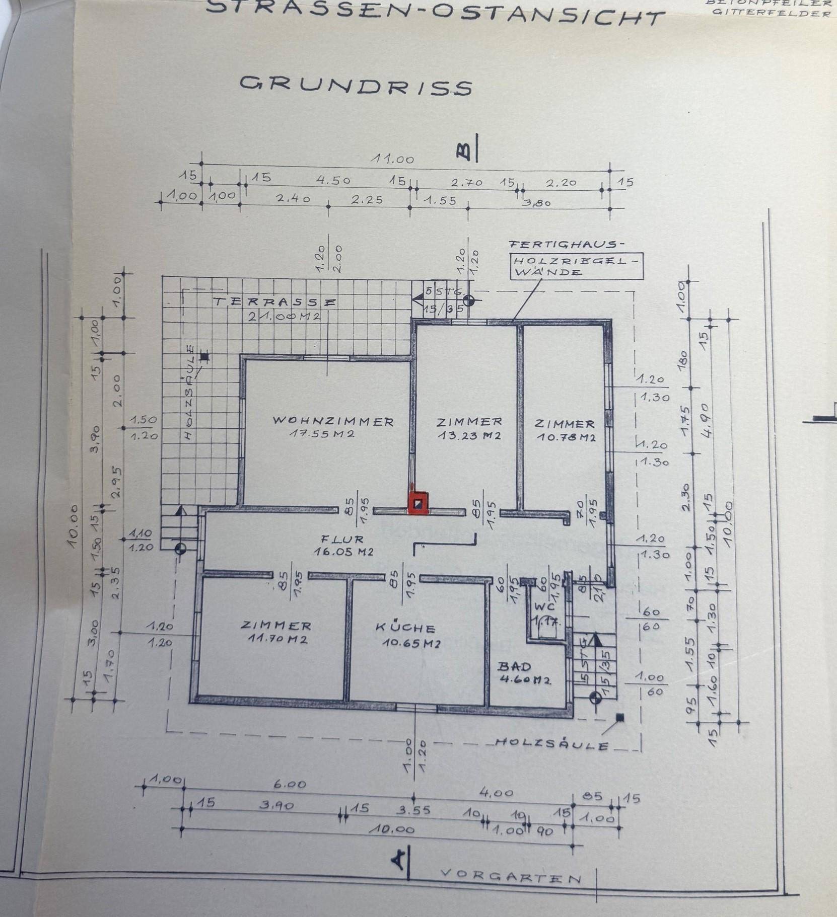 Grundriss des Erdgeschosses mit Wohnzimmer, Küche, zwei Zimmern und Terrasse.