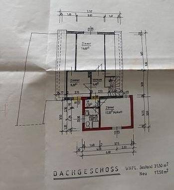 Grundriss des Dachgeschosses mit Zimmern und Treppenaufgang.