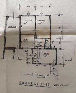 Grundriss des Erdgeschosses mit Küche, Bad und Wohnräumen.
