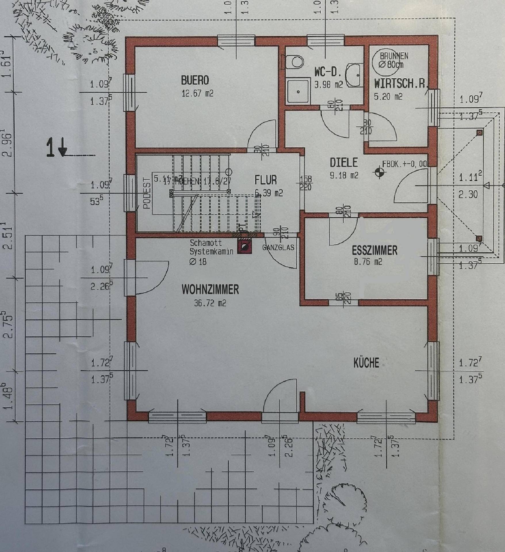 Grundriss des Erdgeschosses mit Wohnzimmer, Küche, Esszimmer und Büro.
