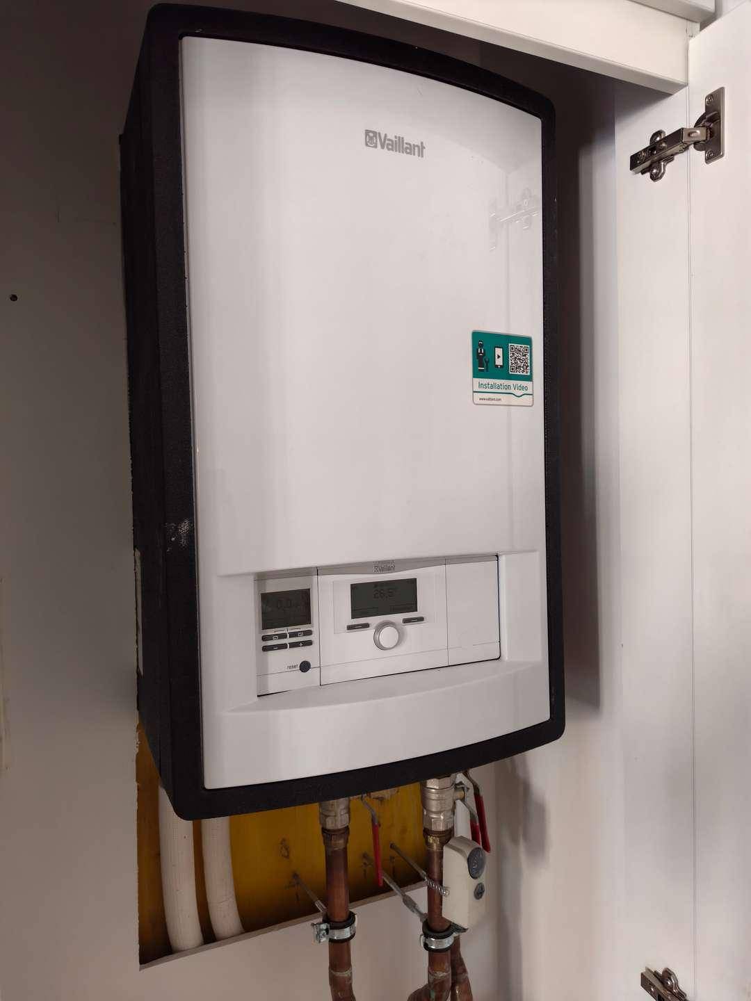 Gastherme von Vaillant in einem Schrank, bereit für den Betrieb.