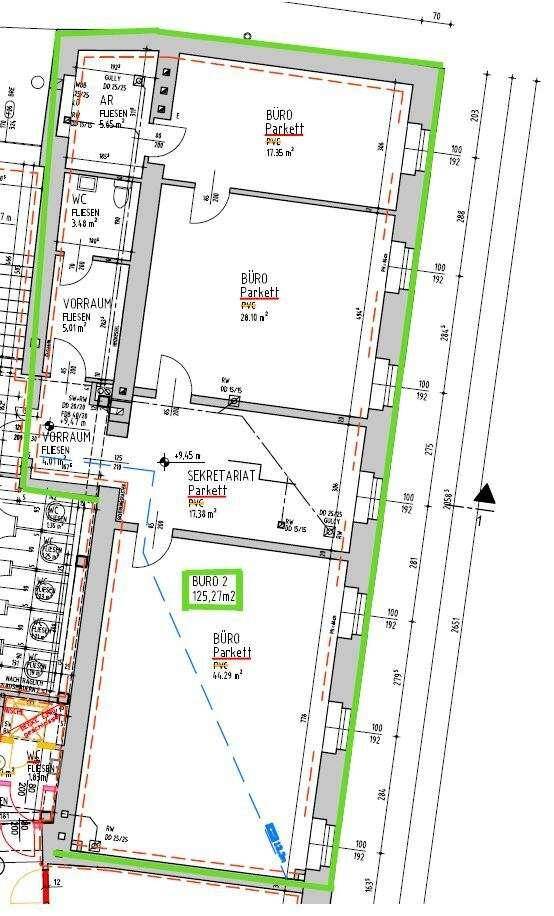 Grundrissplan zeigt mehrere Büroräume mit Parkett und Sanitärbereichen.