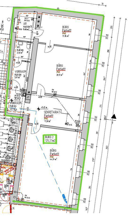 Grundrissplan einer Büroeinheit mit mehreren Räumen, Parkett- und Fliesenböden sowie großen Fenstern.
