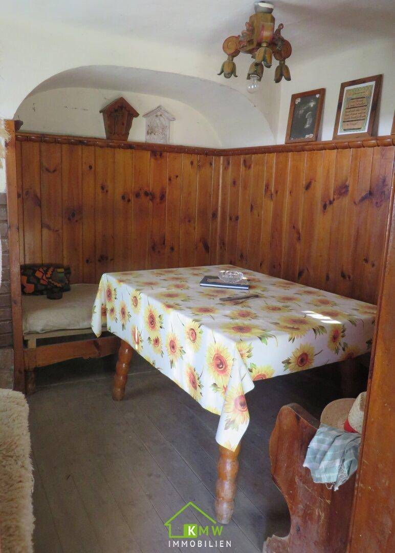 Gemütlicher Essbereich mit Holztäfelung, gewölbter Decke und traditionellem Holztisch.