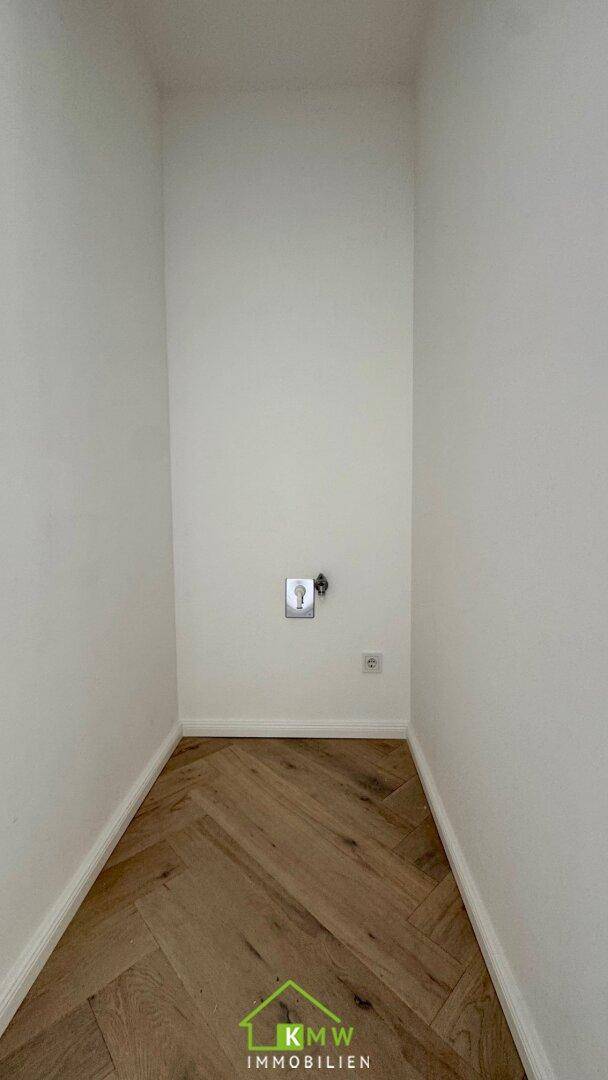 Kleiner Hauswirtschaftsraum mit Fischgrätparkett und Anschlüssen.