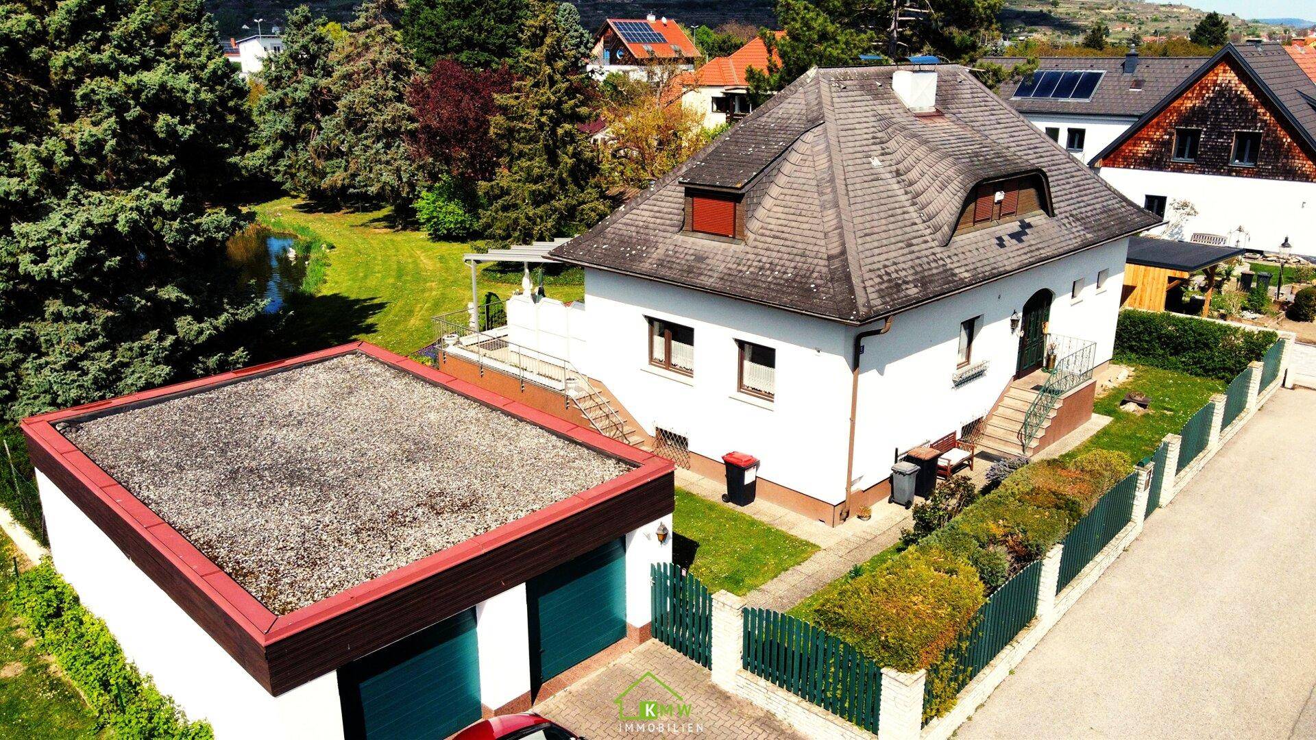 Luftaufnahme des Wohnhauses mit Garage, Vorgarten und Zufahrt in ländlicher Umgebung.