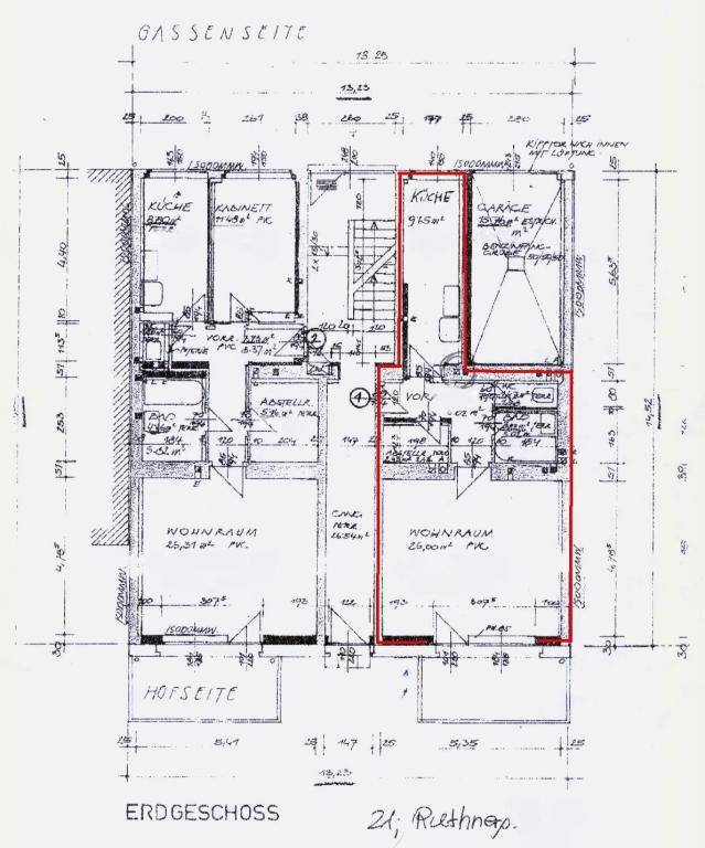 Grundriss des Erdgeschosses mit Küchen, Wohnräumen und Garage, detailliert dargestellt.