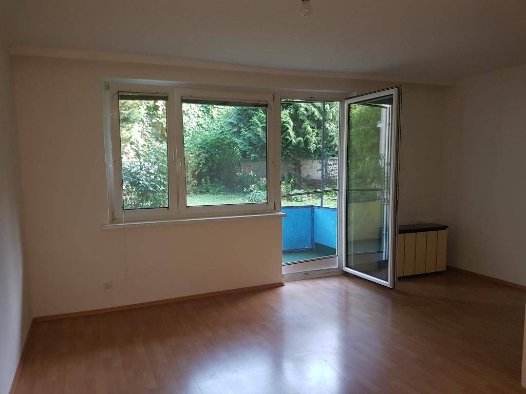 Lichtdurchfluteter Wohnraum mit Blick auf den Garten und direktem Zugang zum Außenbereich.