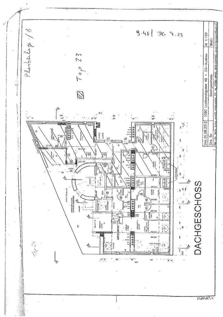Grundriss des Dachgeschosses mit Raumaufteilung und Zugang zu einer Terrasse.