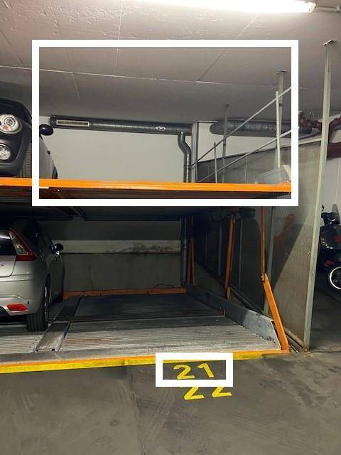 Doppelparker-Stellplatz in einer Tiefgarage mit einem Fahrzeug auf der oberen Ebene.