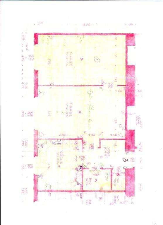 Handgezeichneter Grundriss der Wohnung mit Zimmeraufteilung und eingezeichneten Maßen.