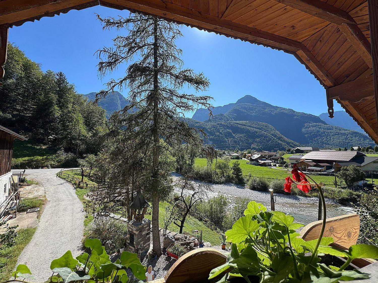 Malerischer Ausblick vom Balkon auf das Tal, den Fluss und die umliegenden Berge.
