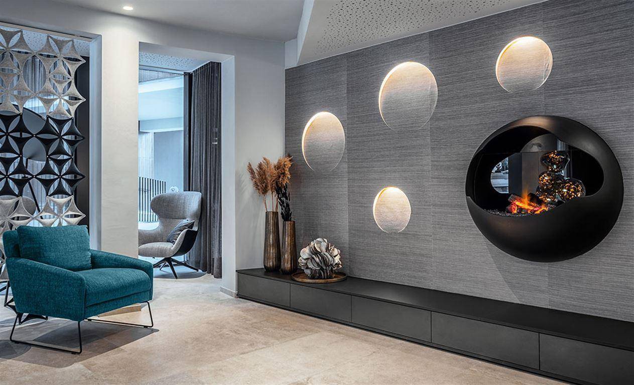 Elegante Lounge mit modernem Wandkamin und stilvoller Beleuchtung für eine gemütliche Atmosphäre.