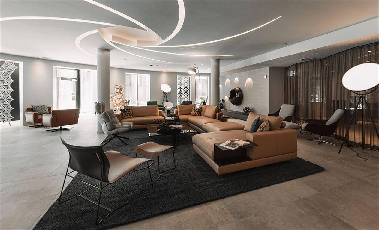Großzügiger Wohnbereich mit bequemen Sofas, moderner Beleuchtung und stilvoller Einrichtung.