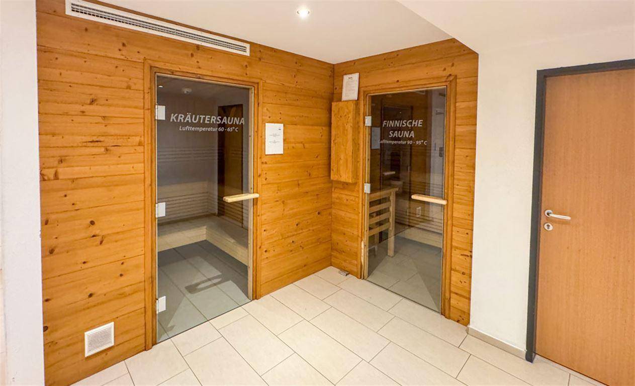 Wellnessbereich mit Kräutersauna und Finnischer Sauna, holzvertäfelt und einladend.