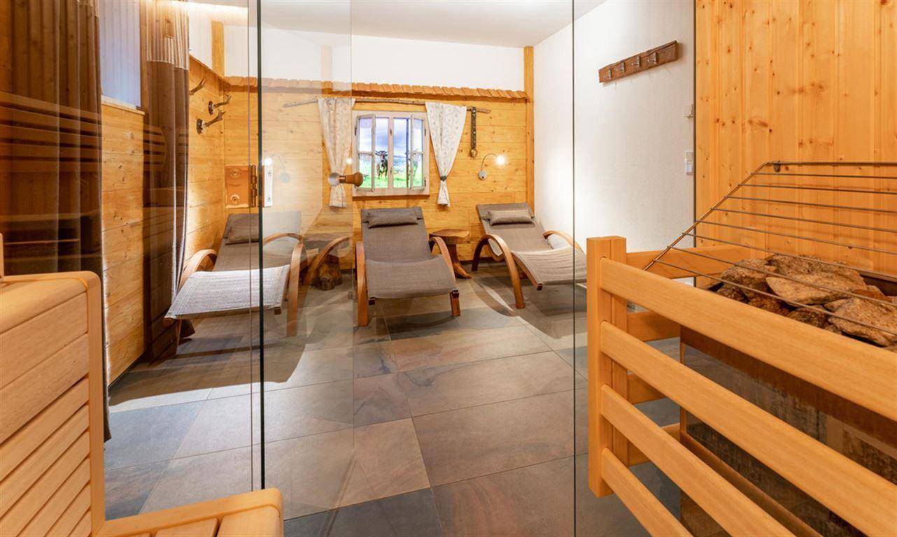 Wellnessbereich mit Sauna, Liegen und Holzvertäfelung für pure Entspannung.