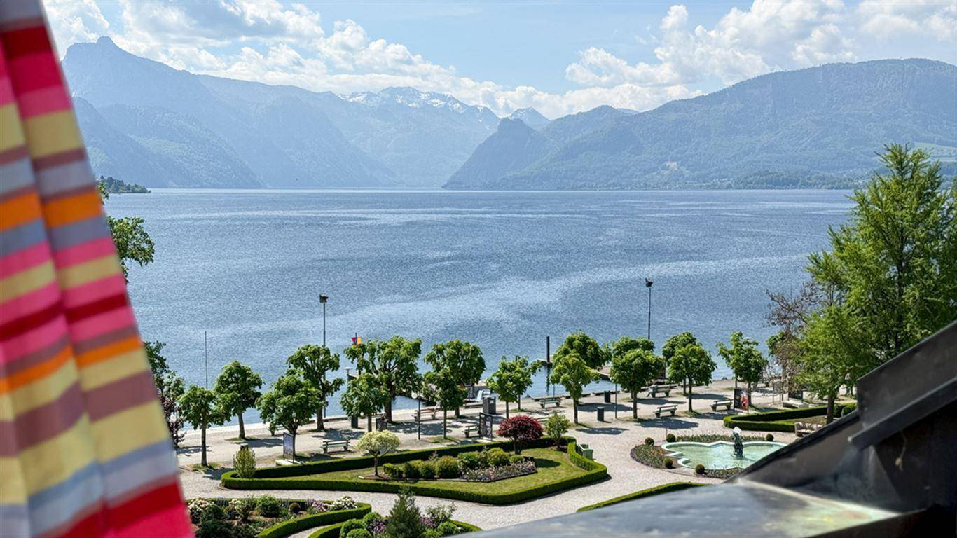 Atemberaubender Panoramablick auf einen großen See und die umliegenden Berge von einer Unterkunft aus.