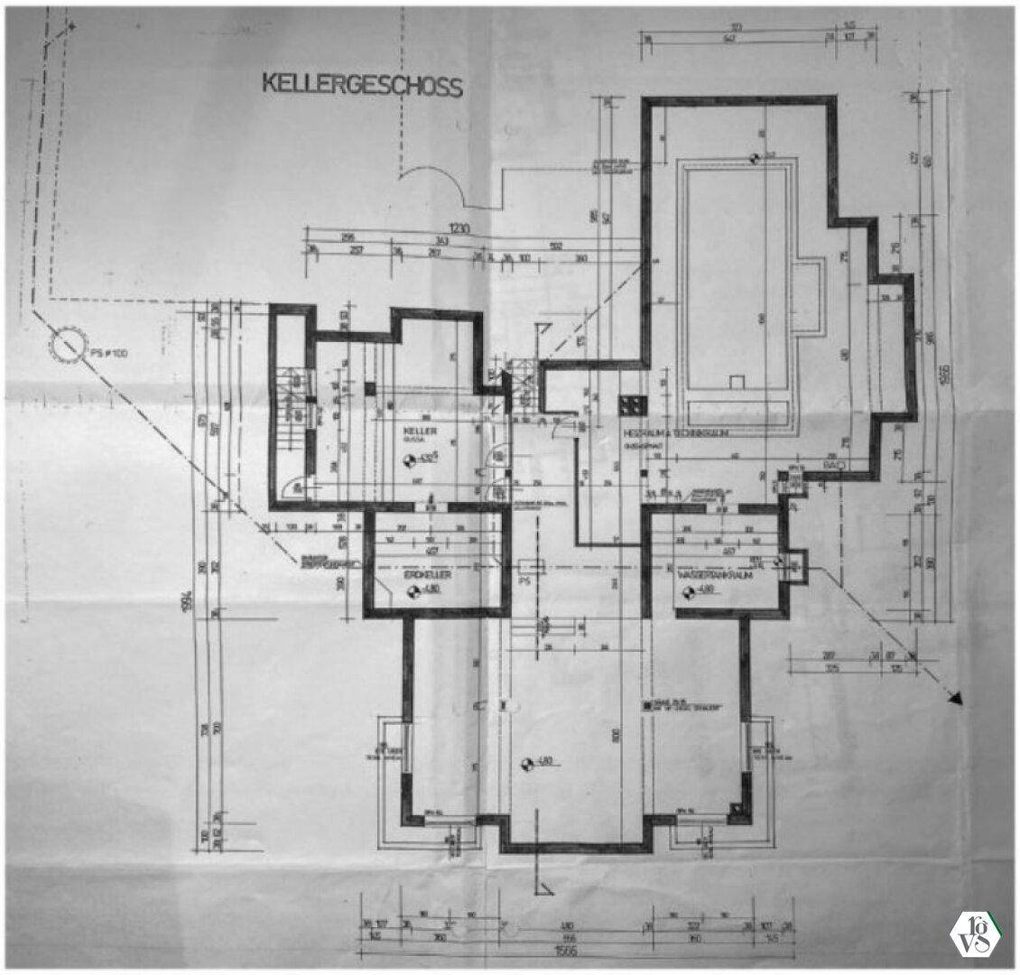Grundriss des Kellergeschosses mit verschiedenen Kellerräumen und einem Hallenbadbereich.