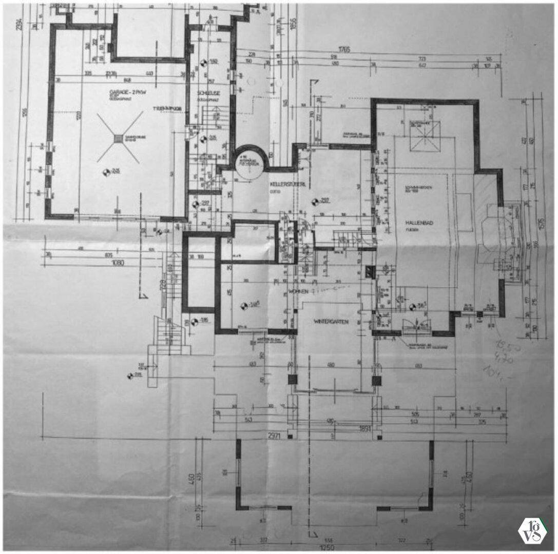 Detaillierter Grundriss des Erdgeschosses mit verschiedenen Räumen und einem Wintergarten.