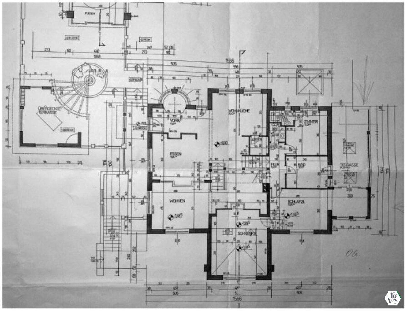 Umfassender Grundriss des Erdgeschosses mit Wohn-, Ess- und Schlafbereichen sowie Terrassen.