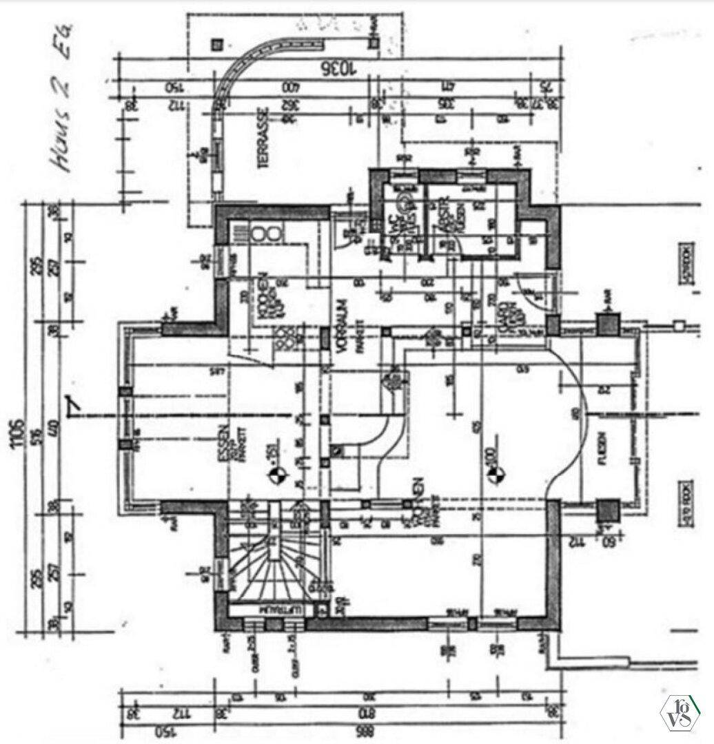 Grundriss des Erdgeschosses von Haus 2 mit Terrasse, Küche und Essbereich.