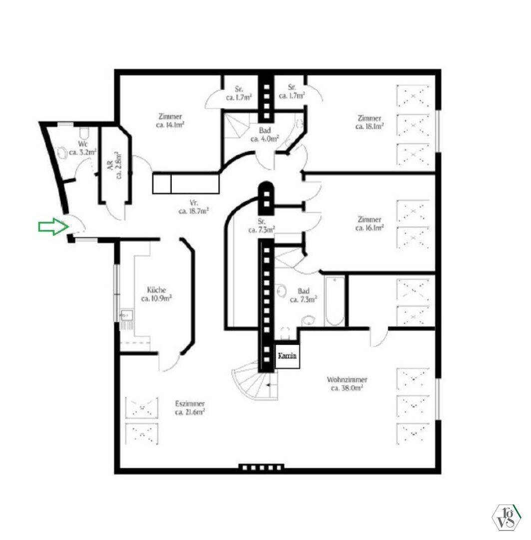 Grundriss des Hauptgeschosses mit Küche, Wohn- und Esszimmer sowie mehreren Schlafzimmern und Bädern.