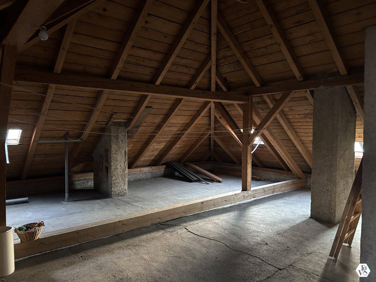 Geräumiger Dachboden mit sichtbaren Holzbalken und viel Potenzial für Ausbau.