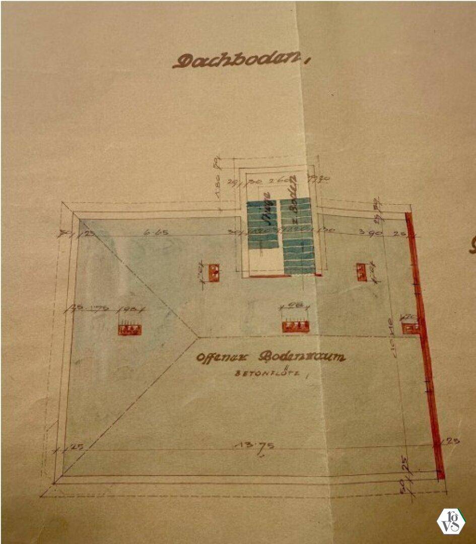Grundriss des Dachbodens mit offenem Raum und Dachfenstern, ideal für einen Ausbau.