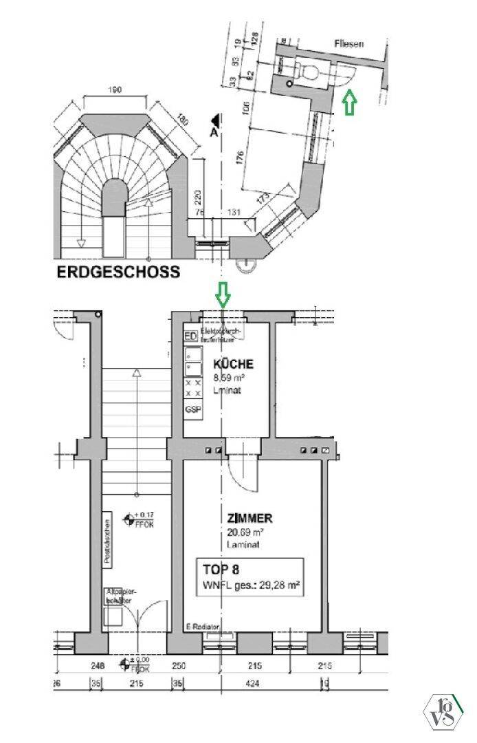 Grundriss des Erdgeschosses und der Wohnung Top 8 mit Küche und Zimmer, inklusive Maßen.