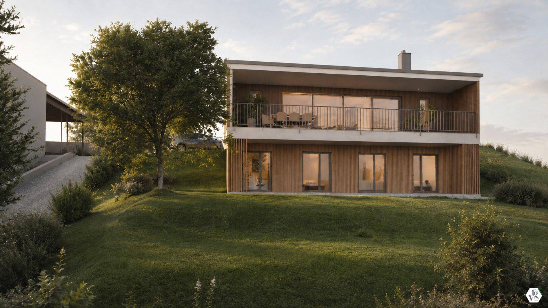 Modernes Haus mit Holzfassade, großem Balkon und weitem Blick über die hügelige Landschaft.