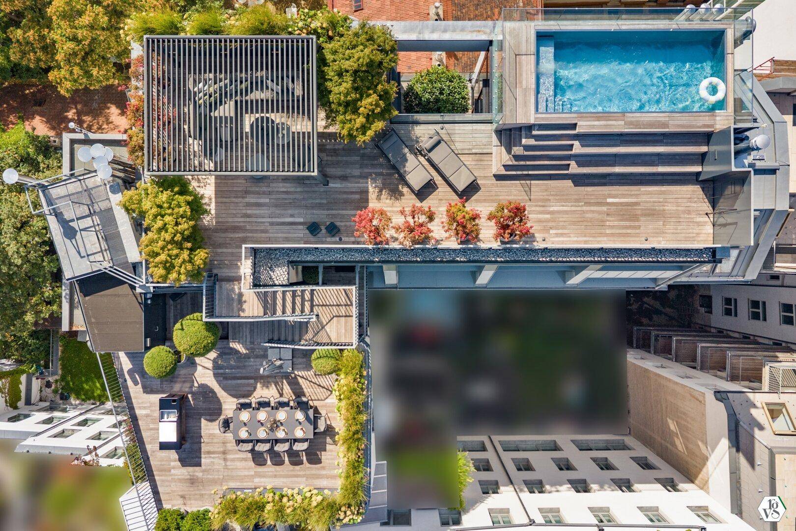 Draufsicht auf eine luxuriöse Dachterrasse mit Pool, Essbereich und Lounge.