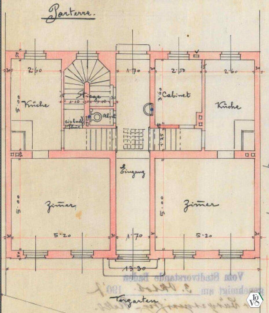 Historischer Grundriss des Erdgeschosses mit Zimmern, Küchen und einem zentralen Eingangsbereich.