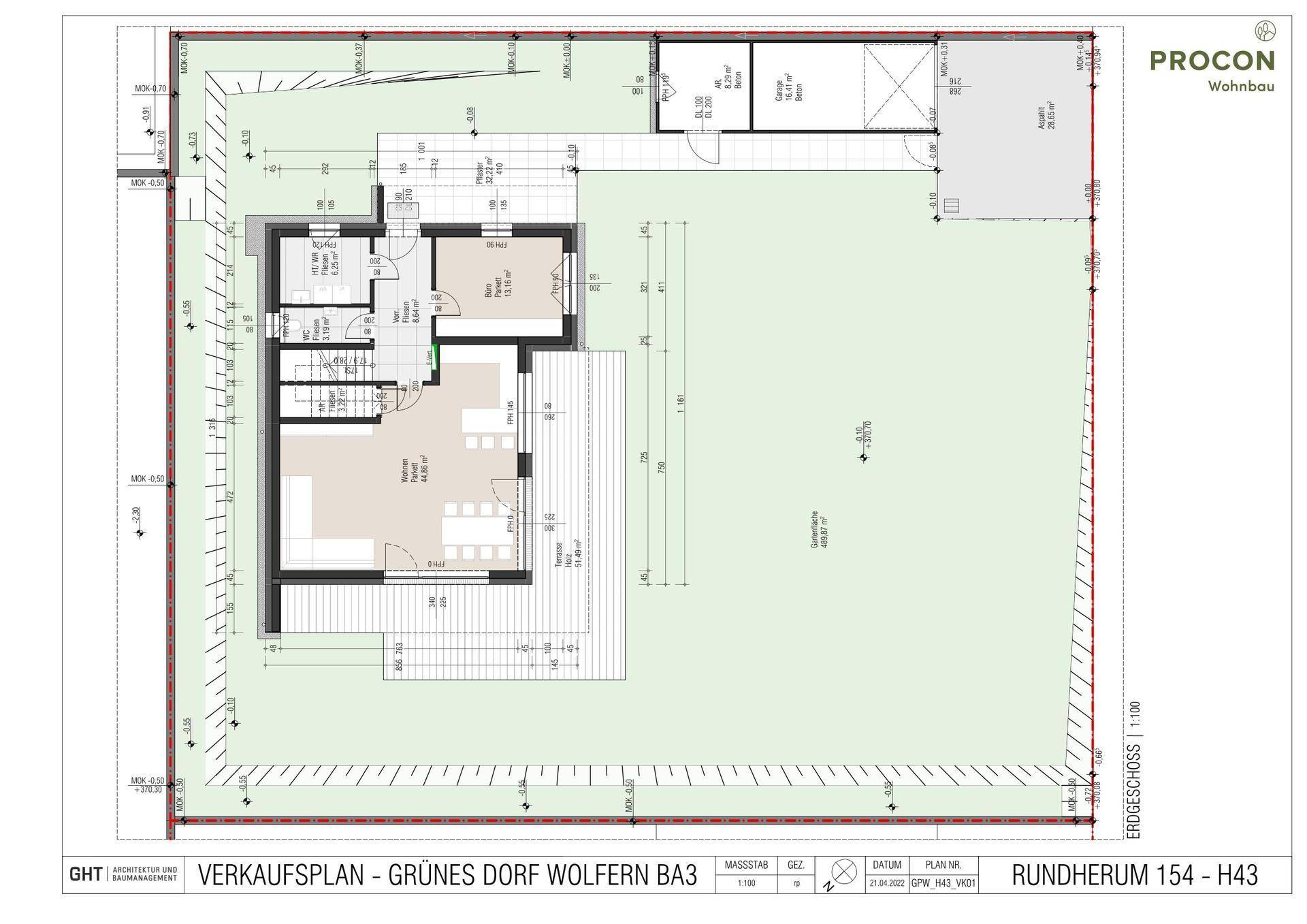 Verkaufsplan des Erdgeschosses mit offenem Wohnbereich, großer Terrasse und angrenzendem Garten sowie Garage.