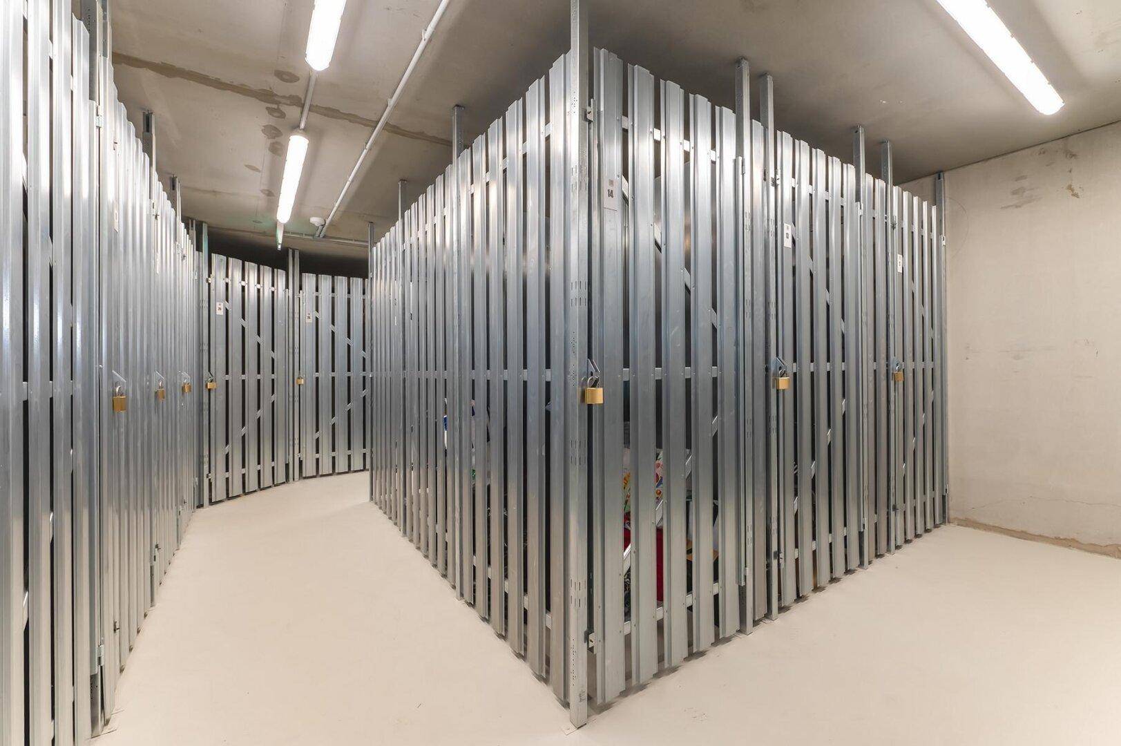 Moderne Lagerräume im Kellerbereich mit Metallabtrennungen und individuellen Schließmöglichkeiten.