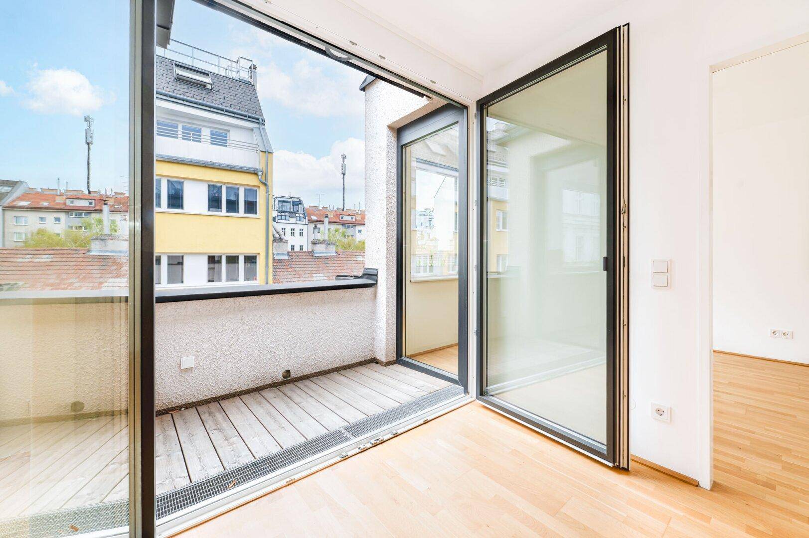 Erstbezug! Gut aufgeteilte 2-Zimmer-Dachgeschosswohnung inkl. KFZ-Stellplatz nahe AKH zu vermieten! - Widok 2