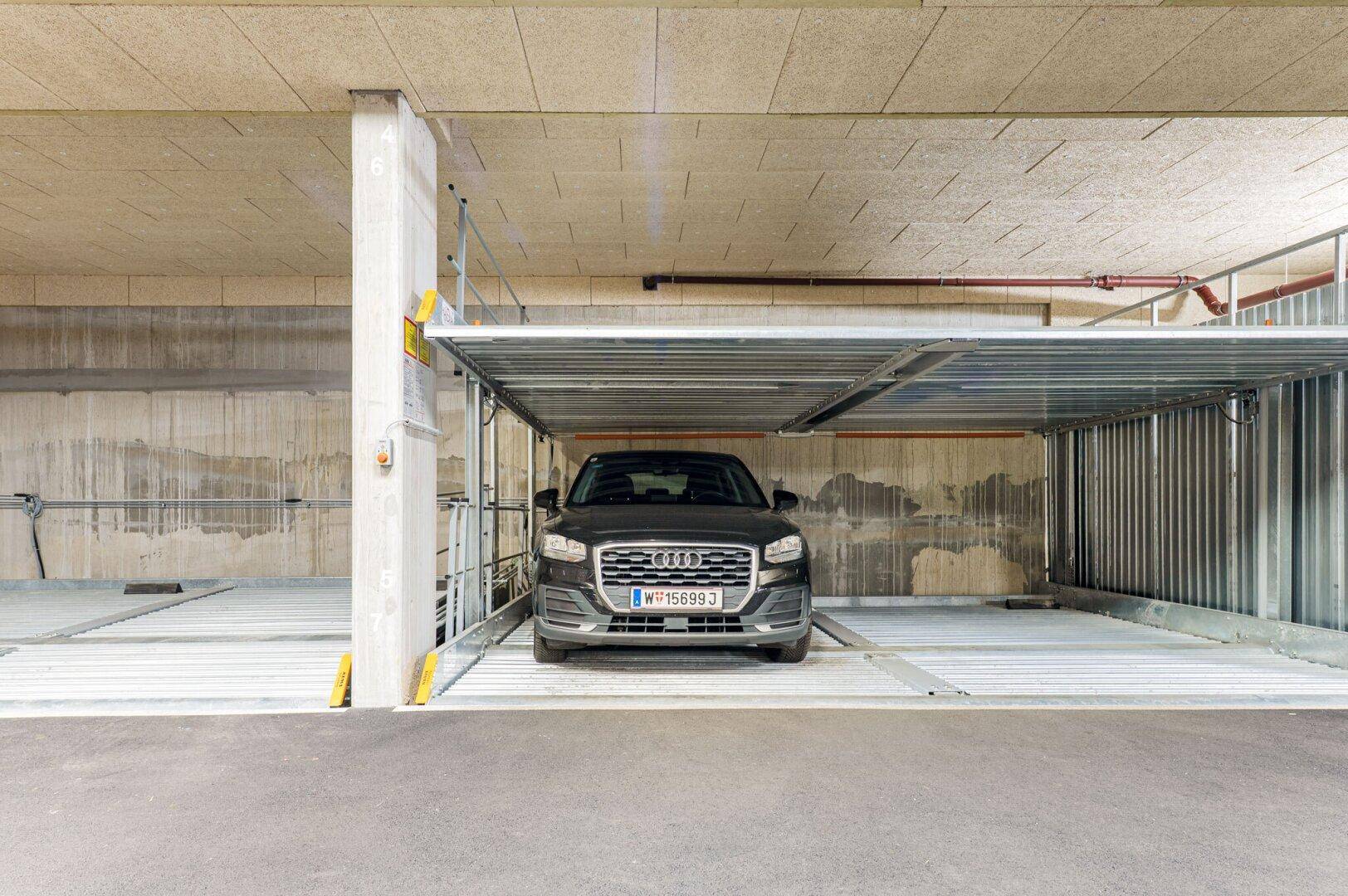 Moderner Doppelparker in einer Tiefgarage, bietet Platz für zwei Fahrzeuge.