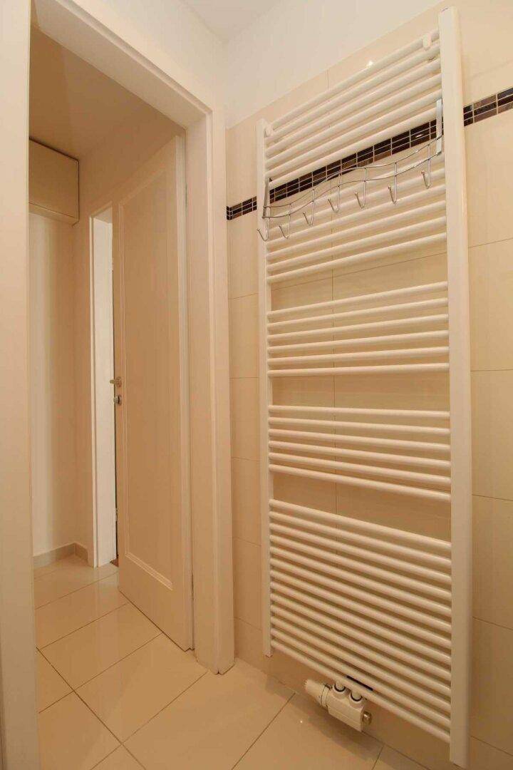 Beheizter Handtuchhalter im Badezimmer, bietet Komfort und Wärme für Handtücher.
