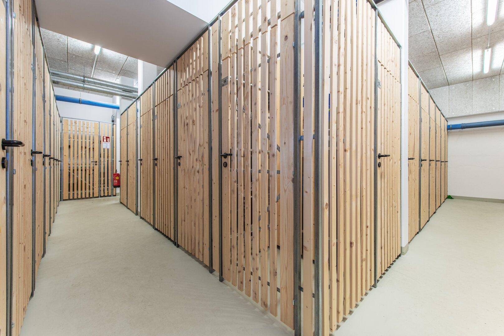 Zahlreiche Kellerabteile aus Holz bieten zusätzlichen Stauraum im Untergeschoss.