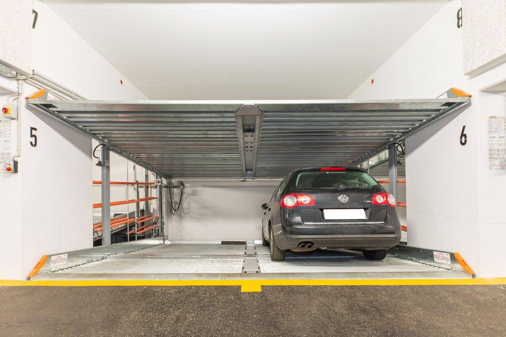 Detailansicht eines Doppelparkers in der modernen Tiefgarage.