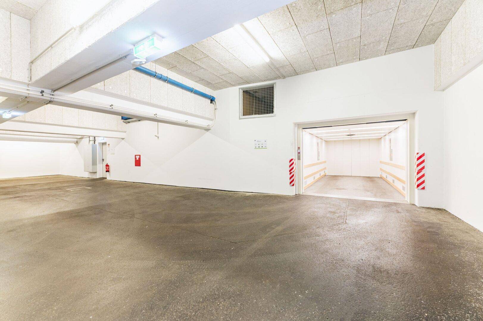 Leerer Bereich in der Tiefgarage, bereit für weitere Fahrzeuge.