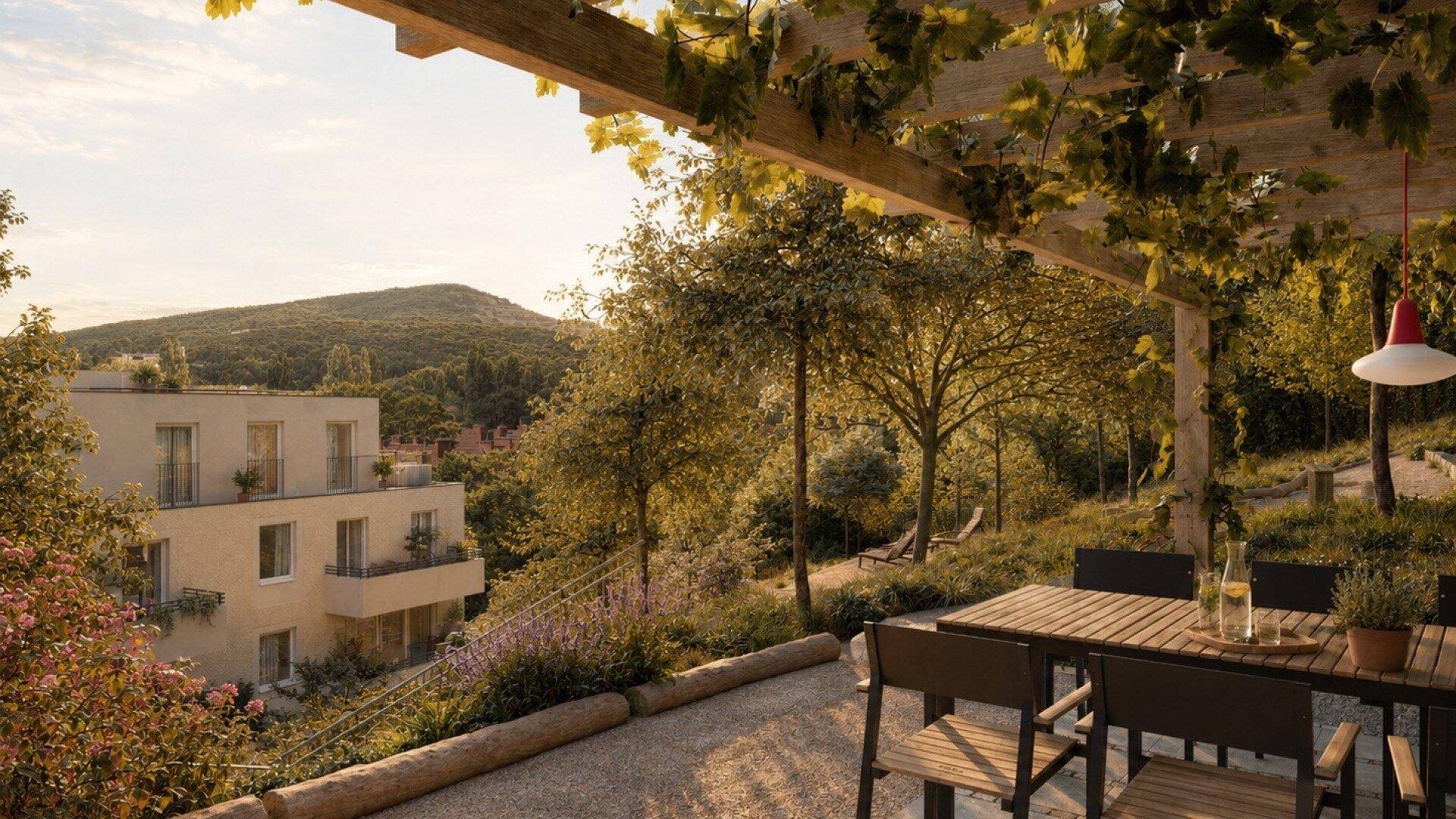 Gemütlicher Essbereich im Freien unter einer Pergola mit Blick auf die umliegende Natur.