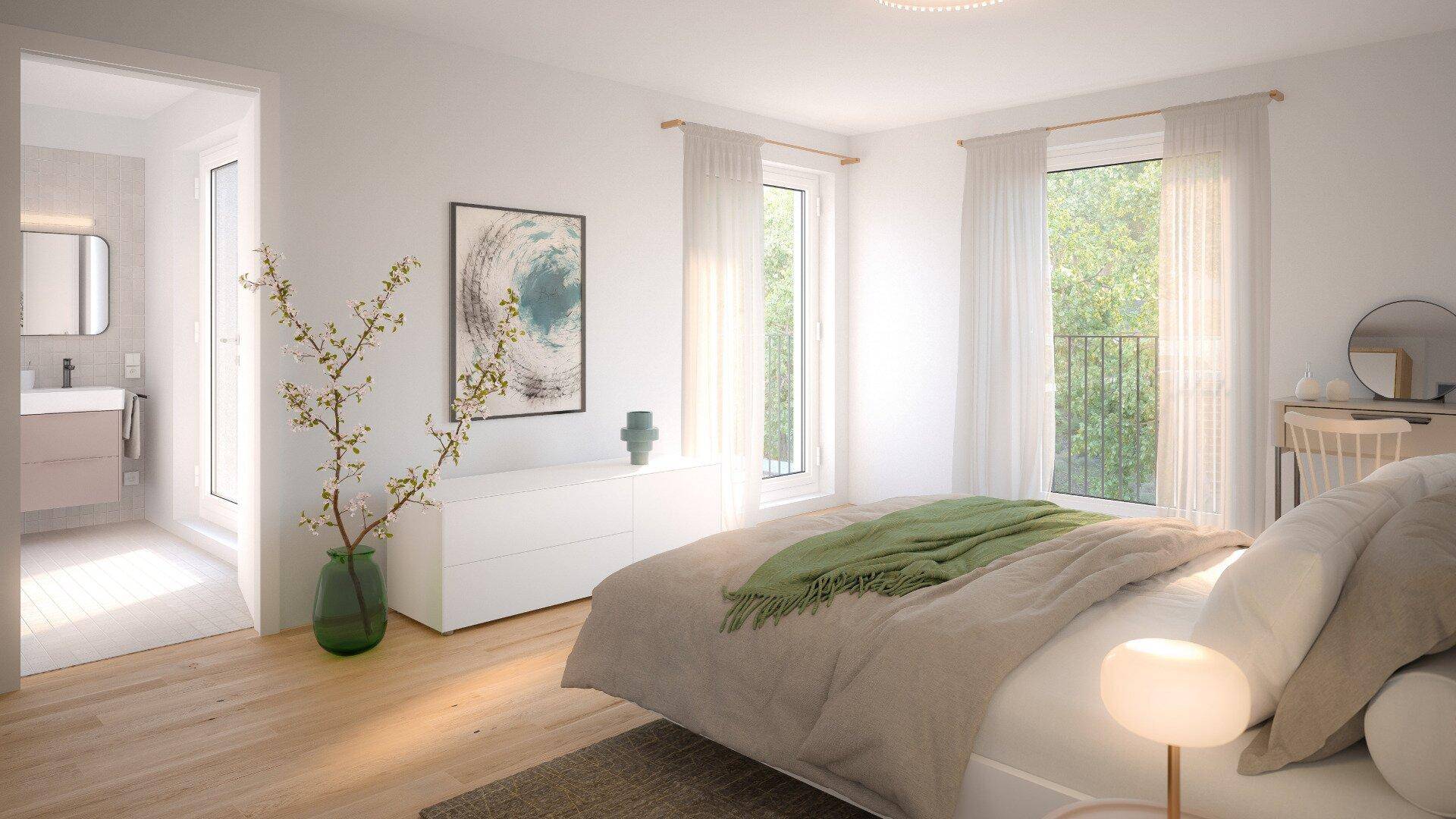 Helles Schlafzimmer mit Holzboden, großen Fenstern und Zugang zu einem französischen Balkon.