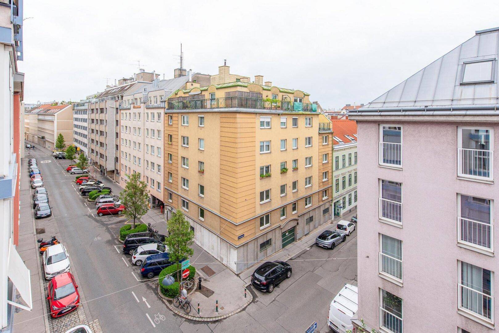 Panoramablick auf eine städtische Umgebung mit verschiedenen Gebäuden und einer belebten Straße.