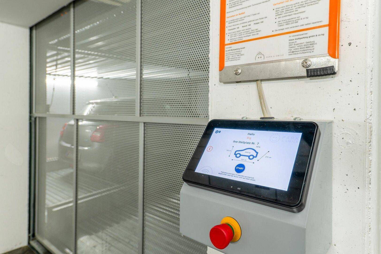 Bedienfeld für ein automatisiertes Parksystem in einer Tiefgarage.