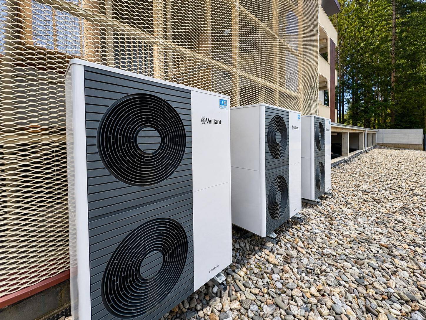 Reihe von modernen Vaillant Wärmepumpen zur effizienten Beheizung des Gebäudes.