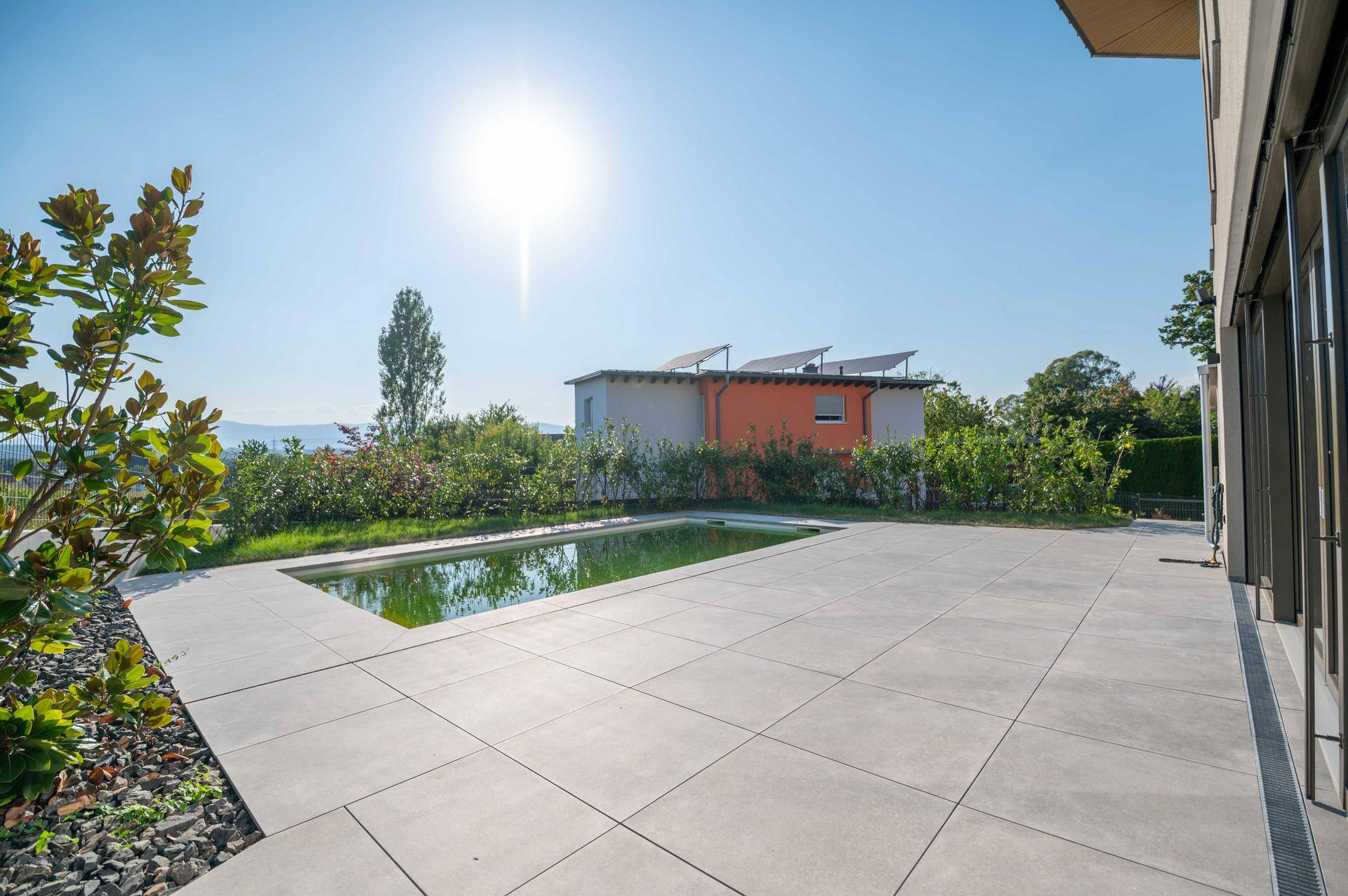 Weitläufiger Terrassenbereich mit Pool und Blick auf die umliegende Landschaft.
