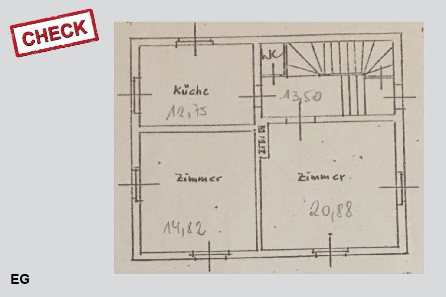 Handgezeichneter Grundriss des Erdgeschosses mit Küche, Zimmern und WC-Bereich.